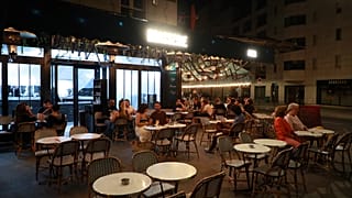 Fransa'nın başkenti Paris'te bir cafe