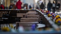 Üres asztalok egy budapesti vendéglátóhely teraszán 2020 tavaszán