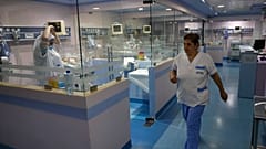 مرضى كوفيد-19 في لبنان يستجدون أسرّة شاغرة في العناية الفائقة