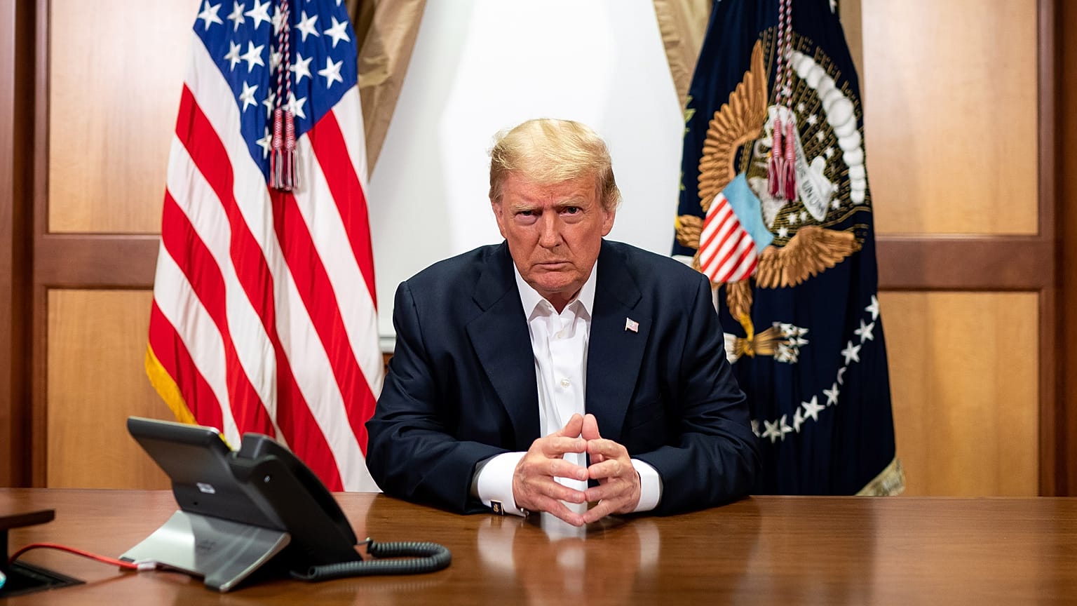 A Fehér Ház sajtószolgálatDonald Trump telefonon beszél Mike Pence alelnökkel a Bethesdában lévő Walter Reed katonai kórház konferenciatermében 2020. október 4-én