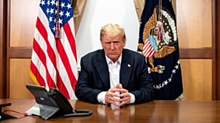 A Fehér Ház sajtószolgálatDonald Trump telefonon beszél Mike Pence alelnökkel a Bethesdában lévő Walter Reed katonai kórház konferenciatermében 2020. október 4-én