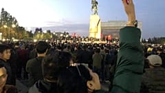 Yönetimi protesto eden Kırgızlar başkent Bişkek'in en büyük meydanında toplandı
