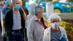 Elettori romeni in coda alle urne durante le elezioni del 27 settembre 2020. 