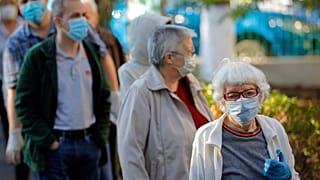 Elettori romeni in coda alle urne durante le elezioni del 27 settembre 2020. 