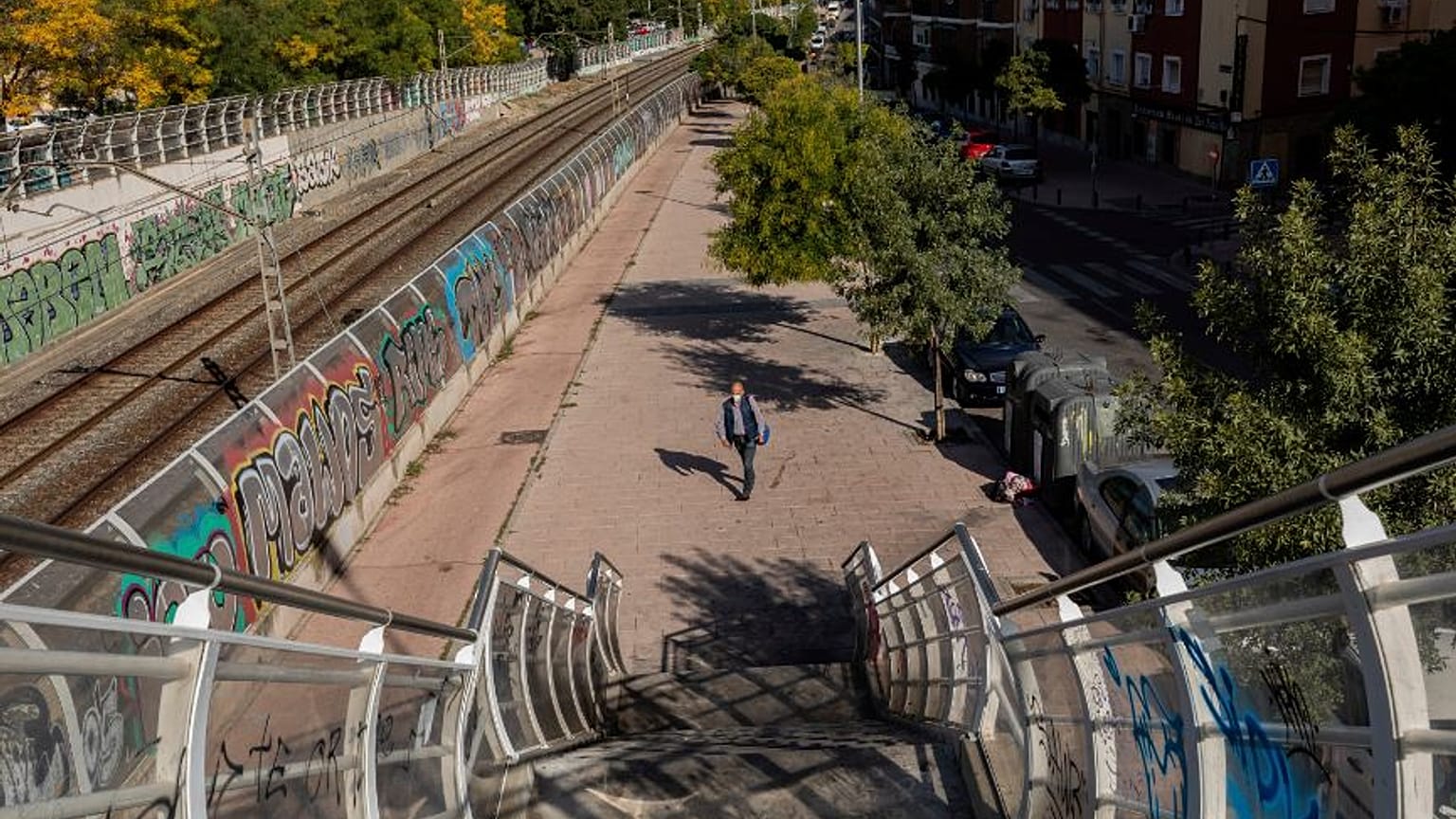 A Vallecas, quartiere periferico di Madrid, praticamente c'è una sola persona in giro. 