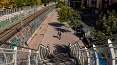 A Vallecas, quartiere periferico di Madrid, praticamente c'è una sola persona in giro. 