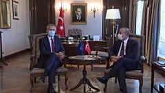 El secretario general de la OTAN, Jens Stoltenberg, y el ministro de Exteriores turco, Mevlut Cavusoglu