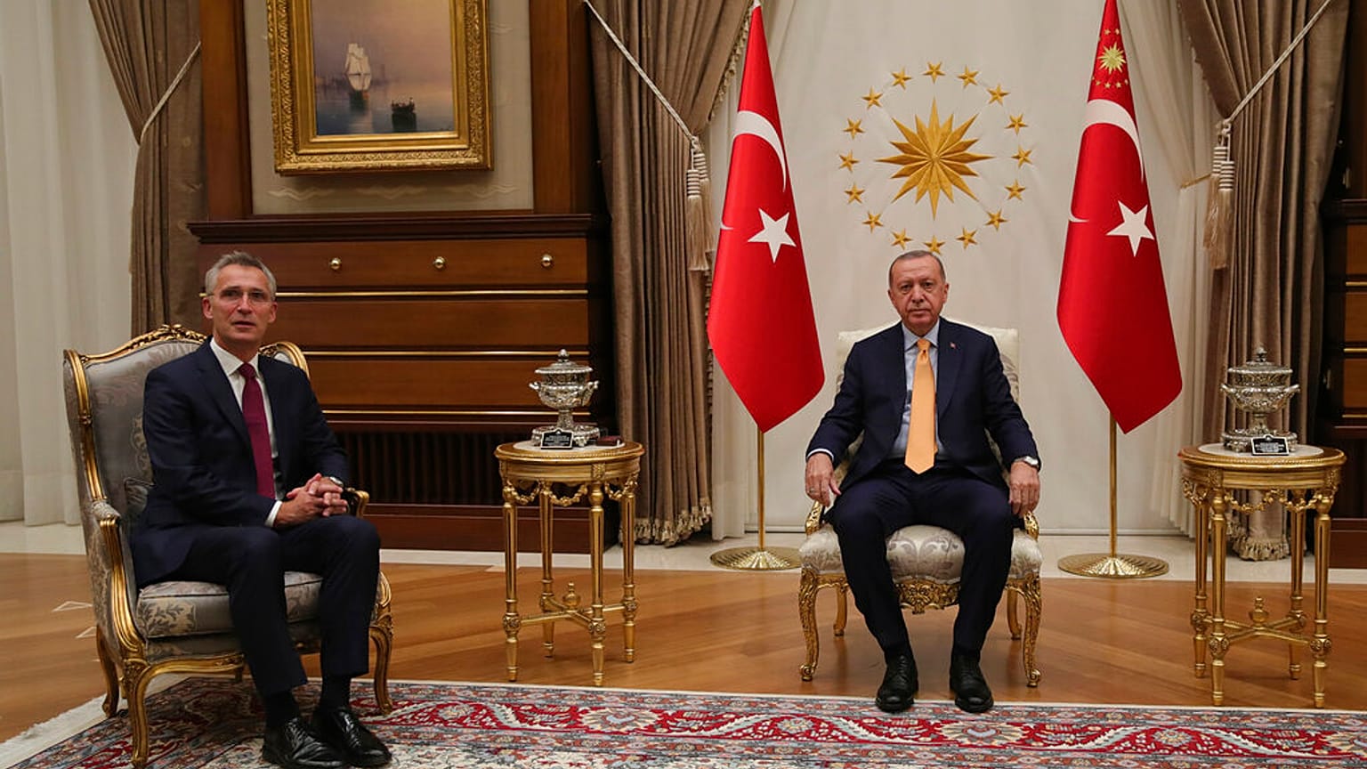 Ο Γενικός Γραμματέας του ΝΑΤΟ, Γενς Στόλτενμπεργκ, και ο πρόεδρος της Τουρκίας, Ρετζέπ Ταγίπ Ερντογάν