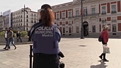 Una policía comprueba que se cumplen las medidas de confinamiento parcial en Madrid