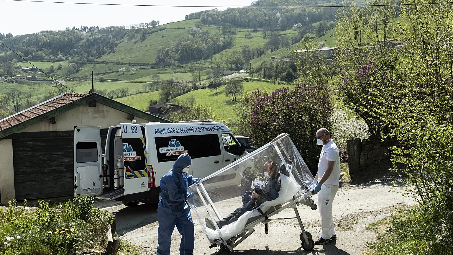 Un malade du Covid-19 rentre chez lui, près de la commune de St-Vérand, le 11 avril 2020
