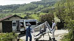 Un malade du Covid-19 rentre chez lui, près de la commune de St-Vérand, le 11 avril 2020