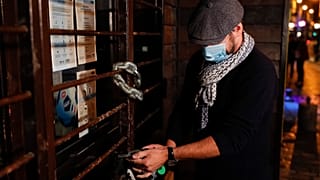 Kneipenbesitzer schließt sein Geschäft