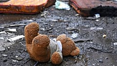 Un ours en peluche gisant sur le sol dans un quartier résidentiel bombardé de Stepanakert, Haut-Karabakh, 4/10/2020 