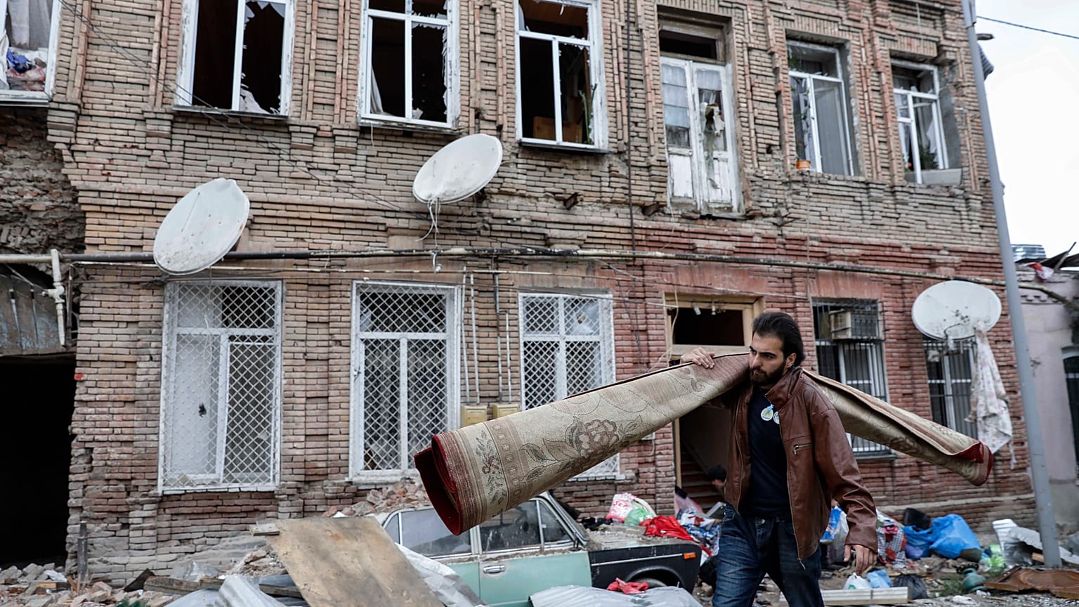 Edificios en una zona residencial de Ganyá, Azerbaiyán, dañada por los bombardeos de las fuerzas armenias, el 5 de octubre de 2020. 