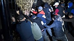 Des manifestants forçant les portes du siège du gouvernement à Bichkek, 5 octobre 2020
