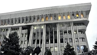 Kırgızistan'da milletvekili seçim sonuçlarını protesto eden göstericilerin işgal ettikleri Cumhurbaşkanlığı Sarayı'nda çıkan yangın kontrol altına alındı.