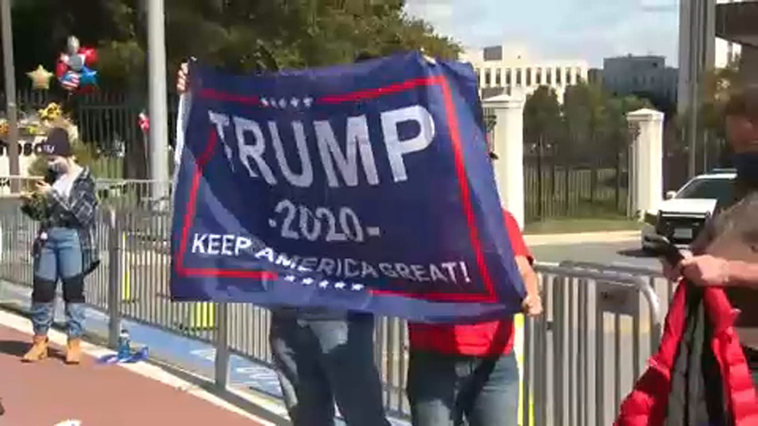 Trump di nuovo in piedi oscura la campagna di Biden  