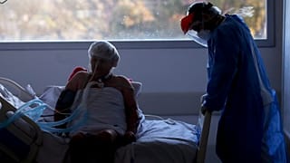 Covid hastasıyla ilgilenen bir sağlık çalışanı/arşiv