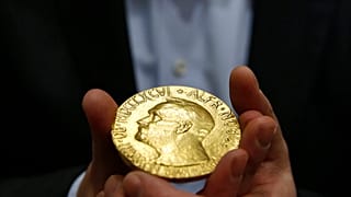 A fizikai Nobel-díjat hárman kapják a fekete lyukak tanulmányozásáért