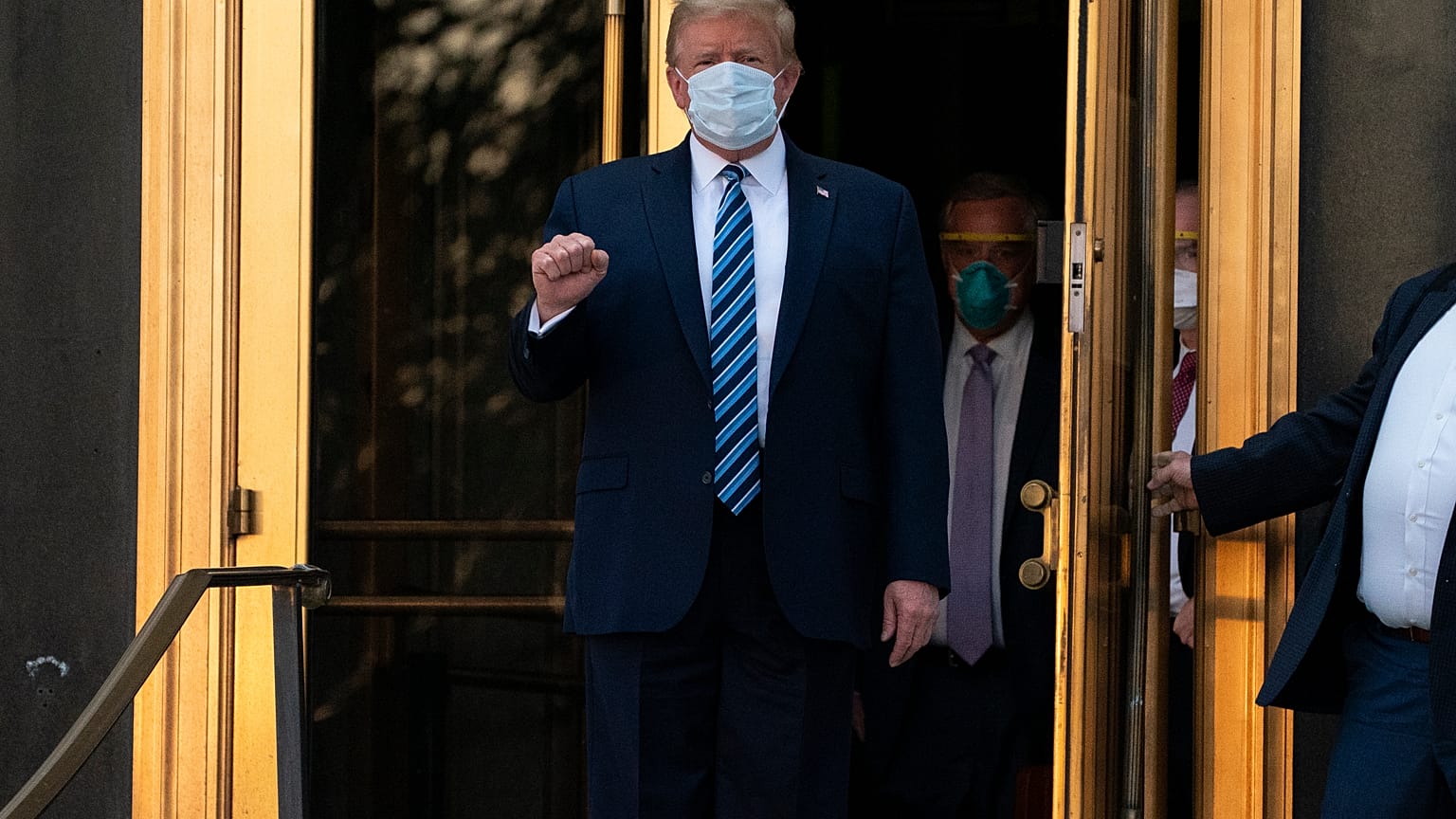 ABD Başkanı Donald trump Covid-19 tedavisi gördüğü hastaneden taburcu oldu