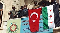 ارتش آزاد سوریه با پرچم مخالفان دولت اسد و پرچم ترکیه پس از تصرف شهر کردنشین عفرین