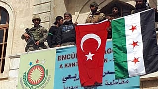 ارتش آزاد سوریه با پرچم مخالفان دولت اسد و پرچم ترکیه پس از تصرف شهر کردنشین عفرین