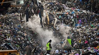 La discarica di Pata-Rat vicino a Cluj-Napoca, in Romania. I cumuli di rifiuti qui sono alti quanto dei palazzi di cinque piani