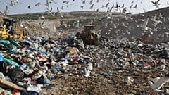 Una foto del 2018 della discarica di Fyli, nei pressi di Atene. La Grecia è uno dei paesi europei che ha il minor tasso di riciclo della plastica