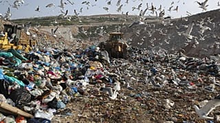 Una foto del 2018 della discarica di Fyli, nei pressi di Atene. La Grecia è uno dei paesi europei che ha il minor tasso di riciclo della plastica