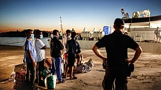 Lampedusa, luglio 2020. Un gruppo di migranti si preparata a lasciare l’isola di Lampedusa a bordo della nave Peluso