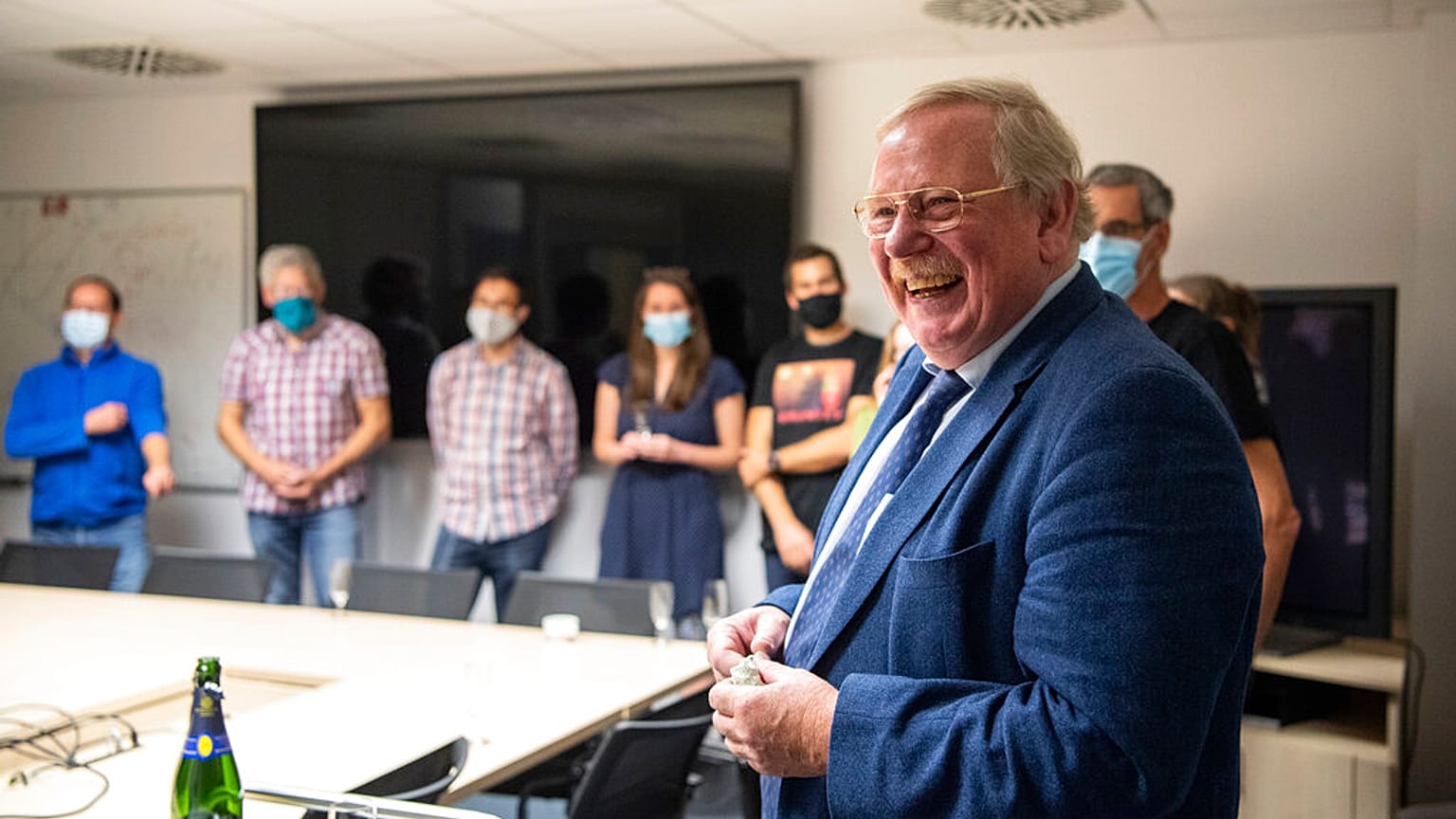Astrophysiker Reinhard Genzel mit seinen StudentInnen in Garching