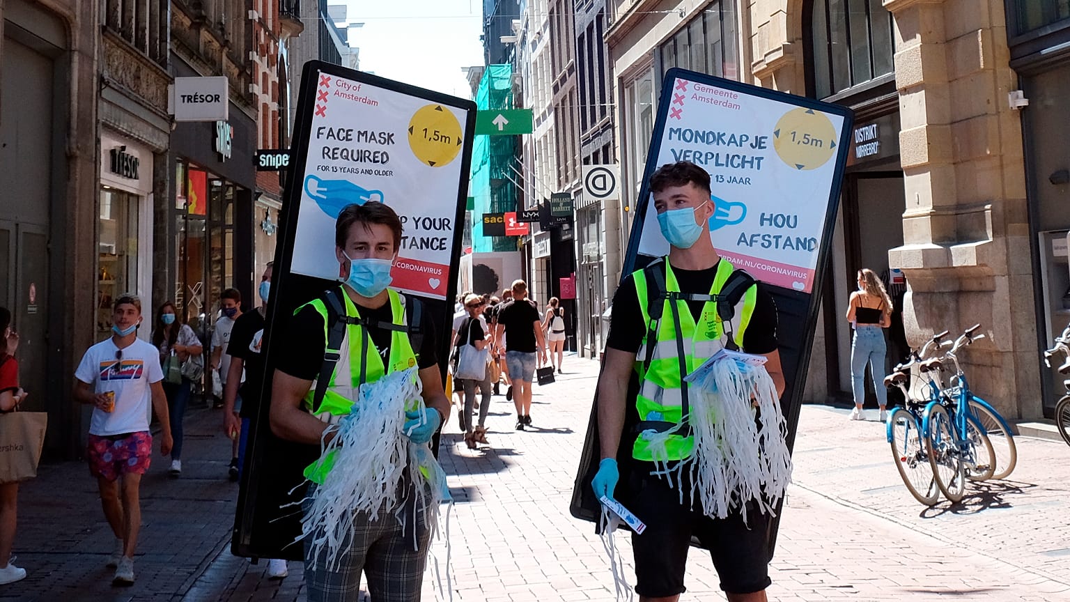 Dos hombres ofrecen mascarillas a los viandantes en Amsterdam, 5 de agosto de 2020