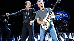 Le guitariste Eddie Van Halen et le chanteur David Lee Roth sur scène en 2015 à Wantagh, N.Y.