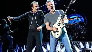Le guitariste Eddie Van Halen et le chanteur David Lee Roth sur scène en 2015 à Wantagh, N.Y.