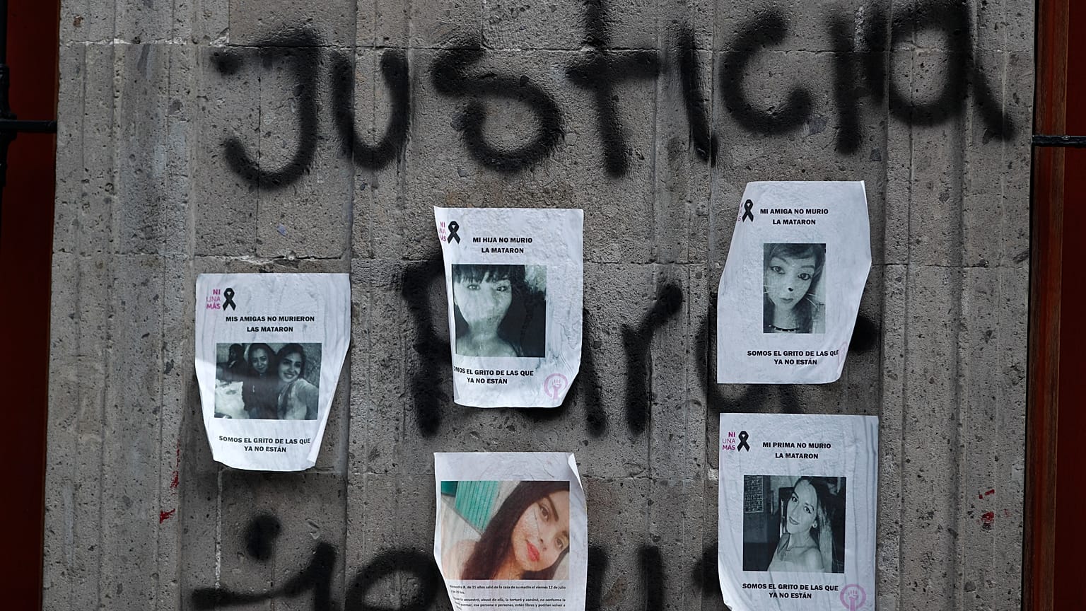 Retratos de víctimas de feminicidios en el exterior de la Comisión Nacional de Derechos Humanos, México 8 de septiembre de 2020