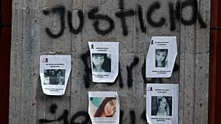 Retratos de víctimas de feminicidios en el exterior de la Comisión Nacional de Derechos Humanos, México 8 de septiembre de 2020