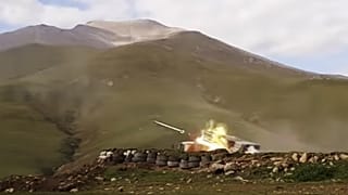 Azerbaycan Savunma Bakanlığı tarafından servis edilen fotoğrafta, Azeri birlikleri ateş ederken