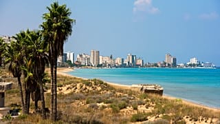 المبناى المهجورة التي تركت لدمار الزمن في ضاحية فاماغوستا غير المأهولة في فاروشا.