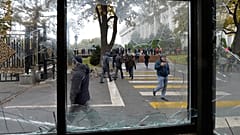 Протестующие перед Домом правительства в Бишкеке