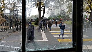 Протестующие перед Домом правительства в Бишкеке