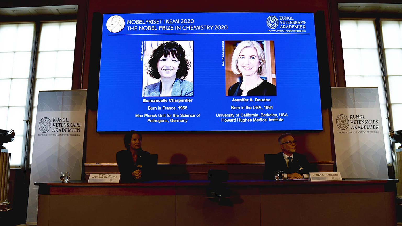 Le nom des lauréates du prix Nobel de chimie 2020 après leur annonce par l'académie royale des sciences de Suède, à Stockholm le 7 octobre 2020.