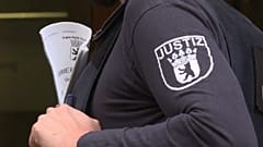 Justiz-Angestellter vor dem Gericht in Berlin-Moabit.