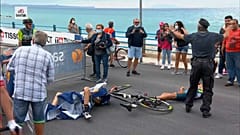 Un helicóptero desencadena un grave accidente en el Giro