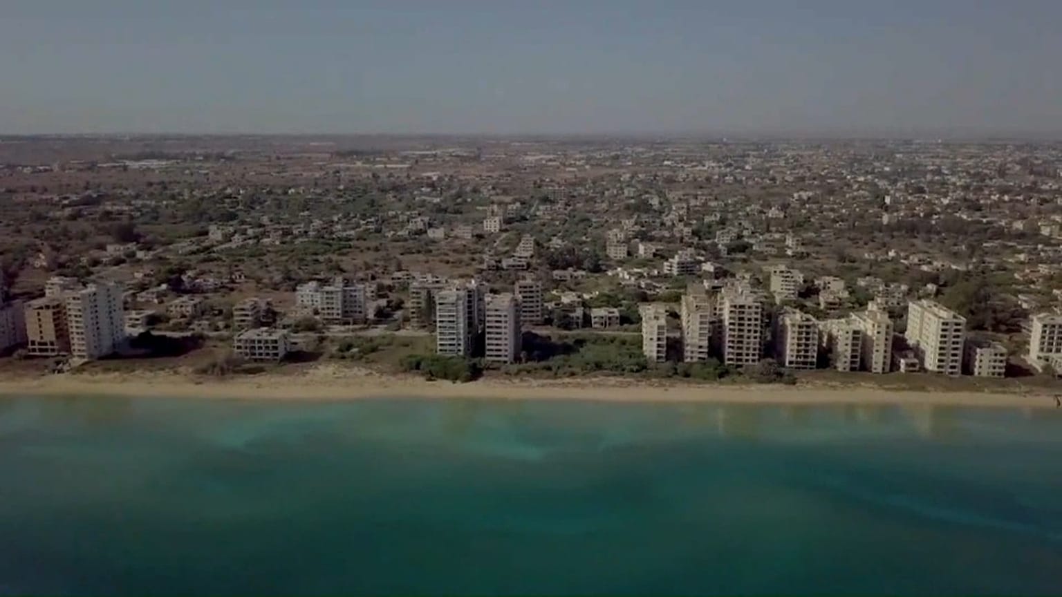 Le littoral de Varosha, ville fantôme depuis 1974