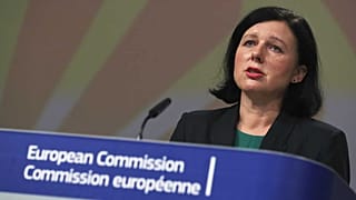 Il Commissario Europeo per la Trasparenza e i Valori UE, Vera Jourova, presenta il quadro europeo sulle strategie di uguaglianza e inclusione dei Rom in conferenza stampa