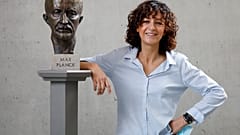 Emmanuelle Charpentier neben Büste von Max Planck