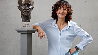 Emmanuelle Charpentier neben Büste von Max Planck