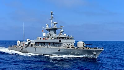 Ein Kriegsschiff nimmt an einem gemeinsamen Manöver mit Streitkräften aus Griechenland und den Vereinigten Arabischen Emiraten nahe Kreta teil. September 2020.