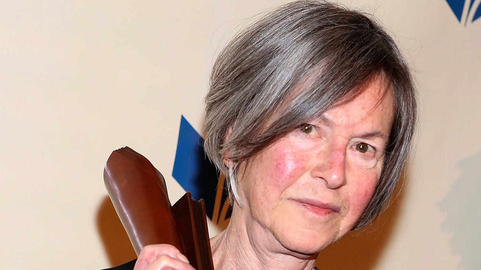 Archives : Louise Glück, le 19 novembre 2011 à New-York , après reçu l'un des prix littéraires les réputés des Etats-Unis, le "National Book Award" (catégorie poésie) 