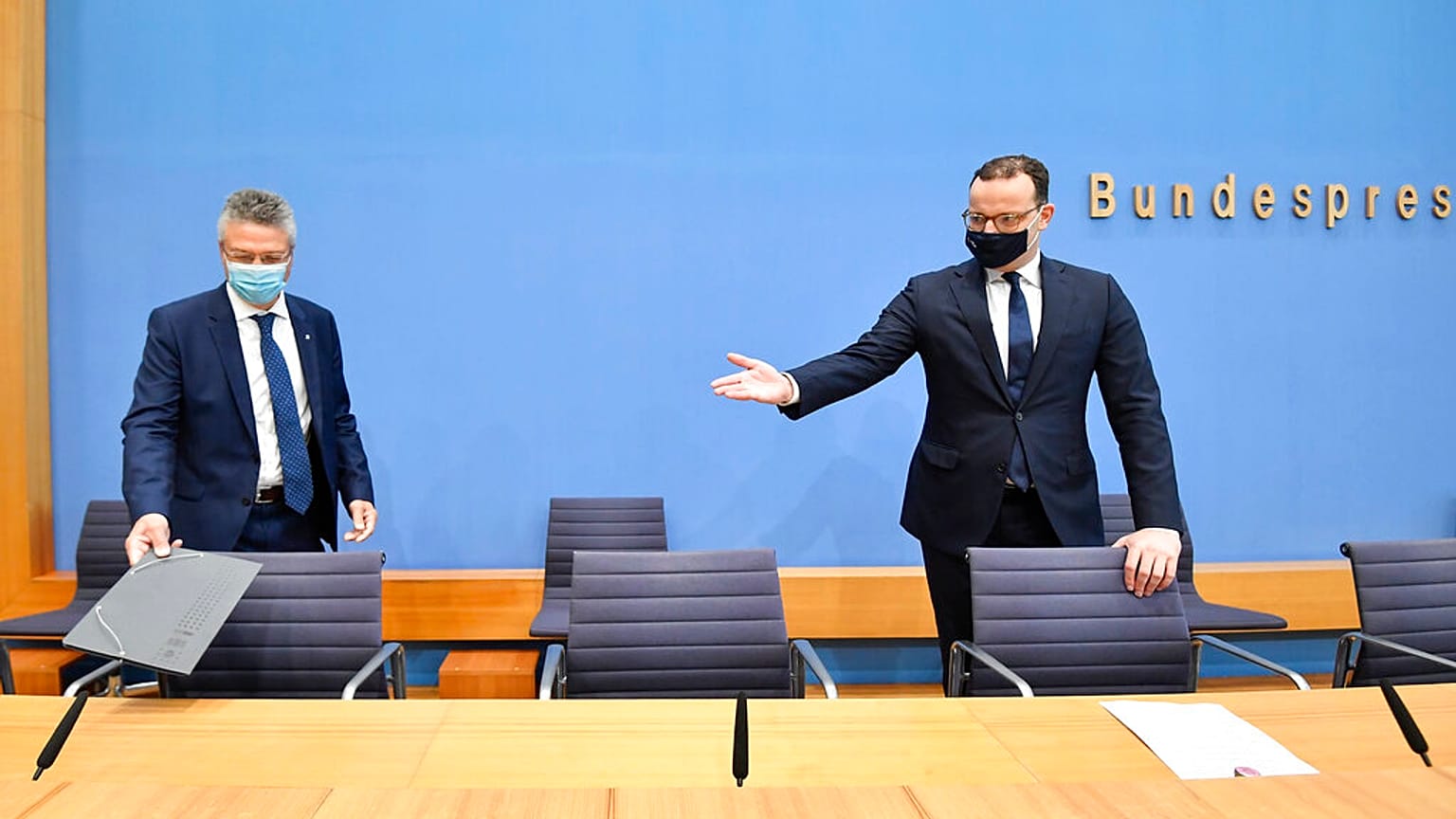 Der deutsche Gesundheitsminister Jens Spahn und der Präsident des Robert-Koch-Instituts Lothar Wieler bei einer gemeinsamen Pressekonferenz, 08.10.2020